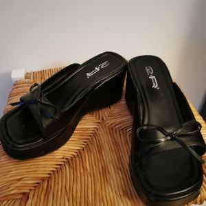 Spice girlesque platform sandals!